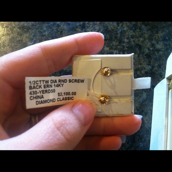 1/2 CTTW diamond earrings 14k gold - Picture 3 of 3