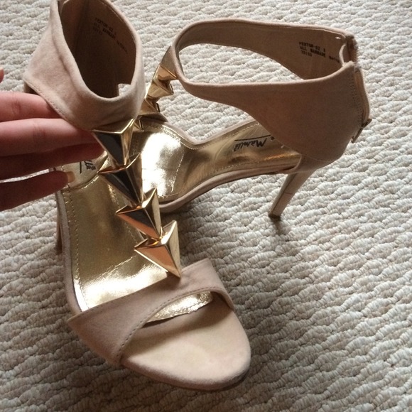 Nude heals with gold
