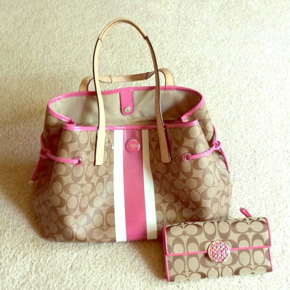 REDUCED PRICE! NWOT AUTHENTIC Coach purse/wallet