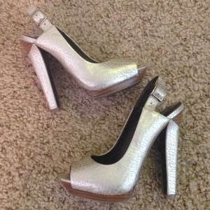 Jessica Simpson "Helga" heel-gold leather w/ wood