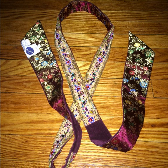 Embroidered tie belt