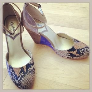 crocodile designed leather sandals