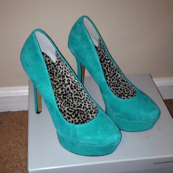 Jessica Simpson Suede Waleo pump never worn!!