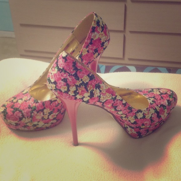Brand new never worn FH 8.5 hot pink floral pumps