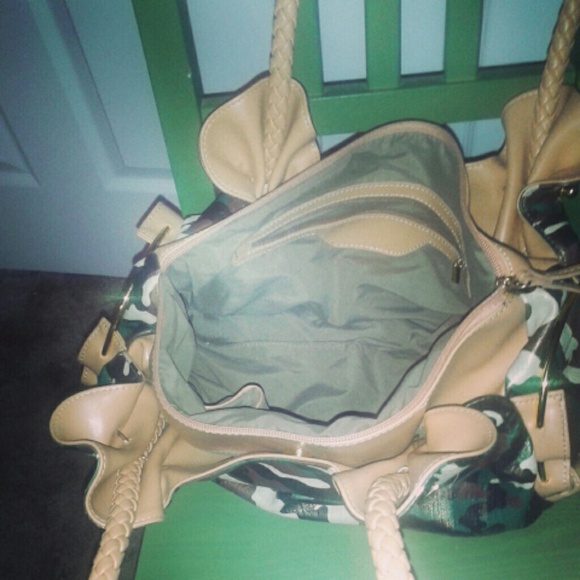 Cute camo purse - Picture 3 of 4