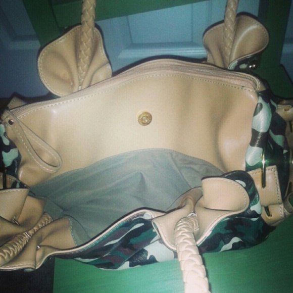 Cute camo purse - Picture 4 of 4