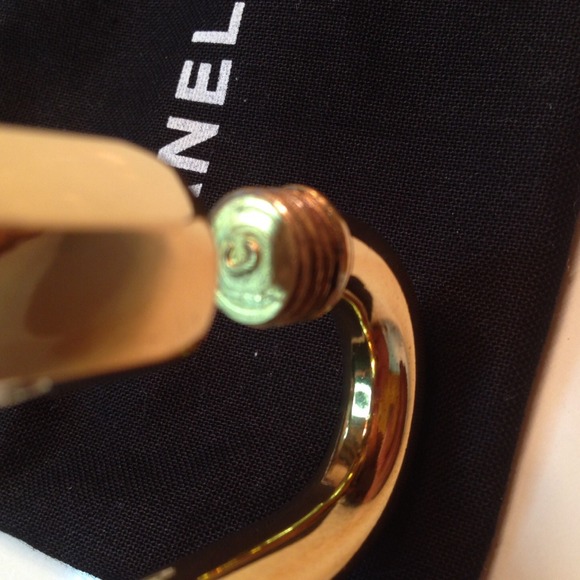 ⛔️️SOLD⛔️Auth CHANEL keychain ring charm carabiner - Picture 3 of 4