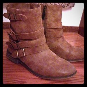 Brown / tam boots w/ buckles