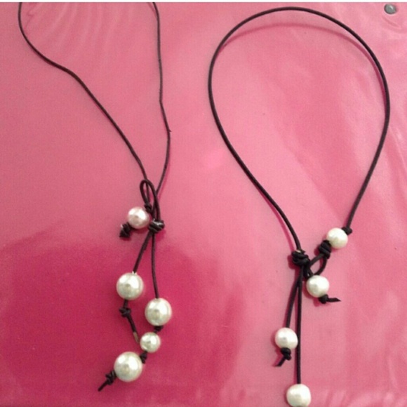 Feeshwater or fake pearl necklace leather