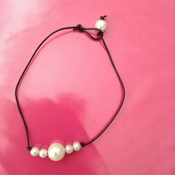 Pearl leather necklace