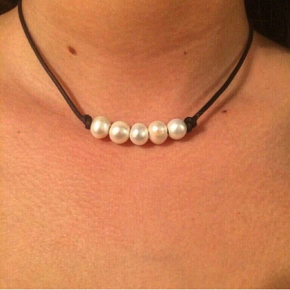 Pearl leather necklace