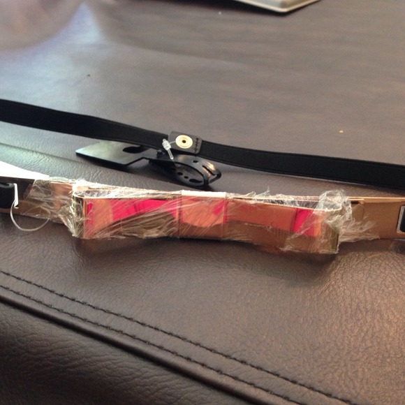 Price drop! Black metal bow belt