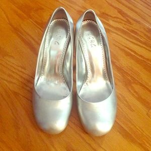 BCBG metallic silver pumps