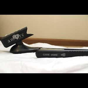 SOLD🚫 NEW! Ceramic Straightener withNegative Ions