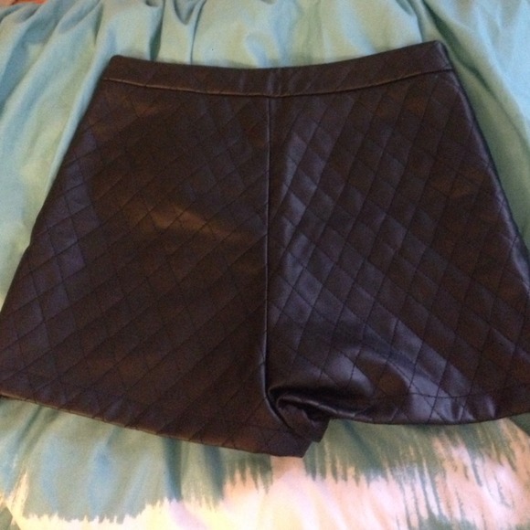Tobi high waisted leather shorts - Picture 2 of 4