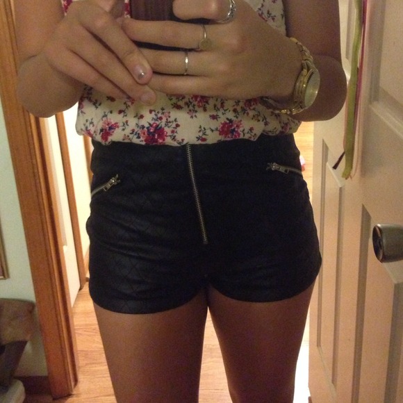 Tobi high waisted leather shorts - Picture 4 of 4