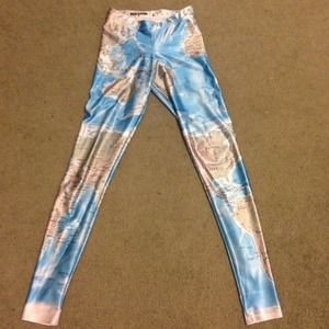 Map Blackmilk leggings!