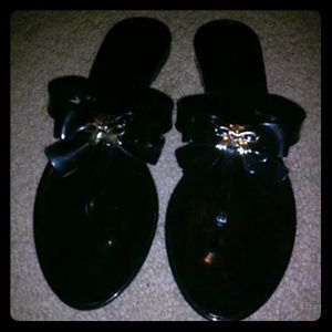 Black flipflops with two tone bow