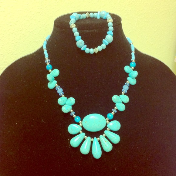 ❤️ Adorable Torquoise Necklace and Bracelet❤️