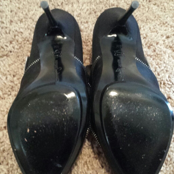 ⬇️💲⬇️Report Signature Watts Ruffle Zipper Heels - Picture 2 of 2