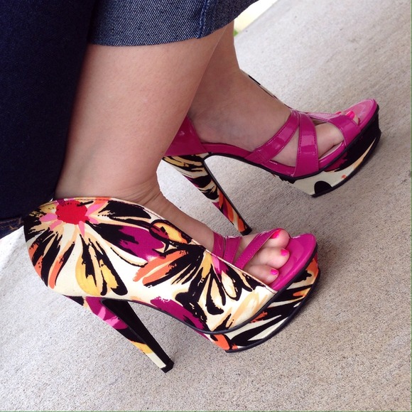 Michael Antonio Shoes - Gorgeous fuchsia, white and black floral heels