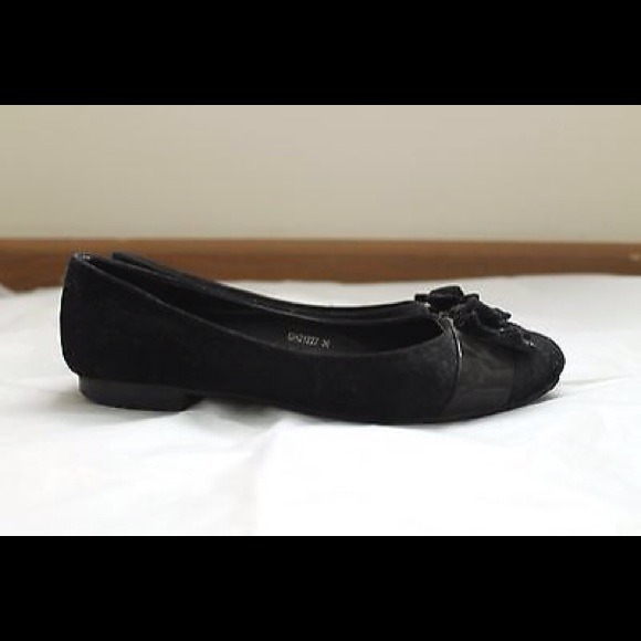 LIKE NEW Suede Women's Ballet Flats with Bow - Picture 3 of 4
