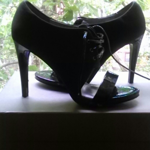 Beautiful black shoe with open toe....