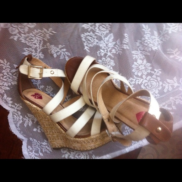 2b 'Bebe' wedges