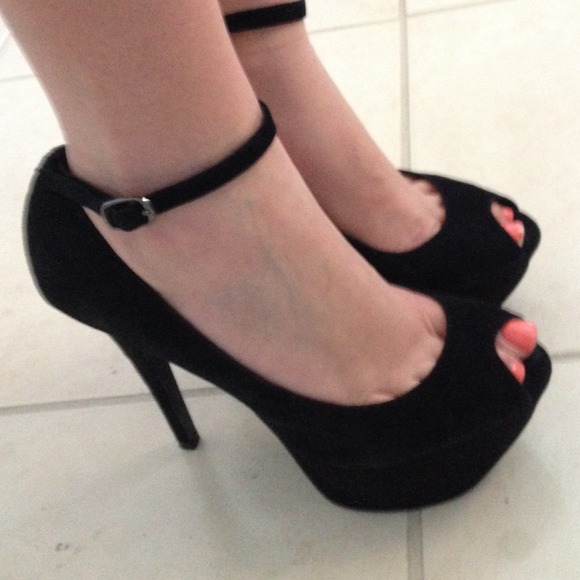 Shoes - SALE ‼️Black suede peep toe pumps