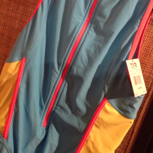 Gorgeous tyr suit - Picture 2 of 4