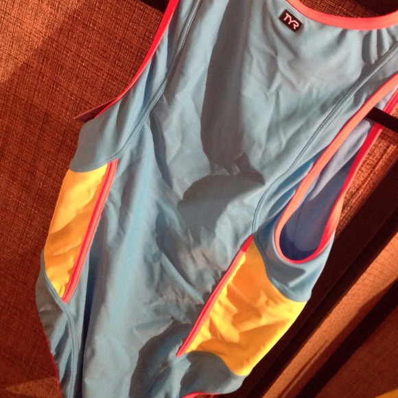 Gorgeous tyr suit - Picture 4 of 4