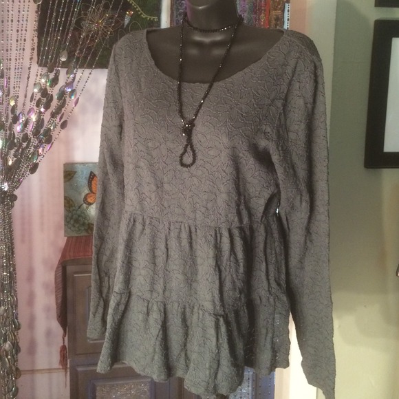 Textured poet type pullover sz M