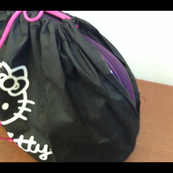 Hello Kitty Embossed Handbag - Picture 4 of 4