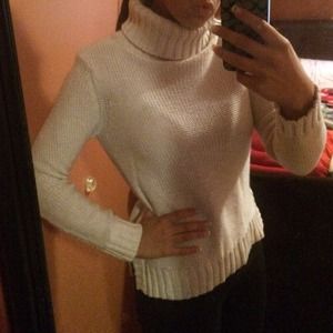 ONHOLD White turtleneck!
