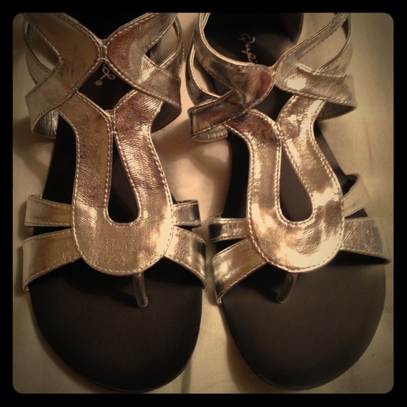 SILVER GLADIATOR STYLE SANDALS. SIZE 7.5