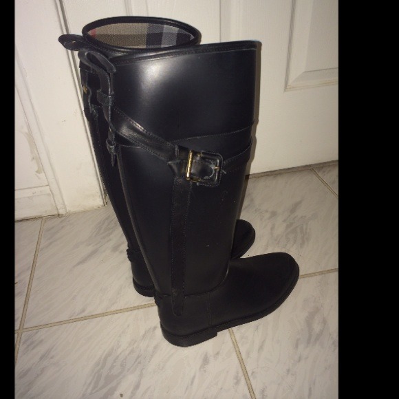 Burberry rain boots - Picture 2 of 4