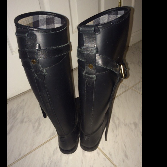 Burberry rain boots - Picture 3 of 4