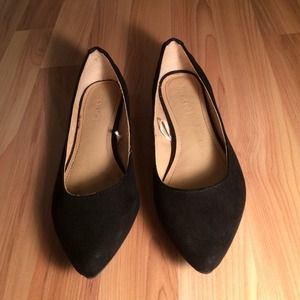Size 6 black suede pointed toe flats, F21