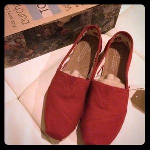 🔷SOLD🔷TOMS classic red canvas