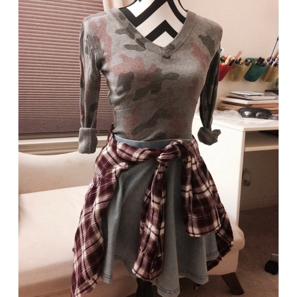 Soft Charlotte Russe v-neck cropped sweater