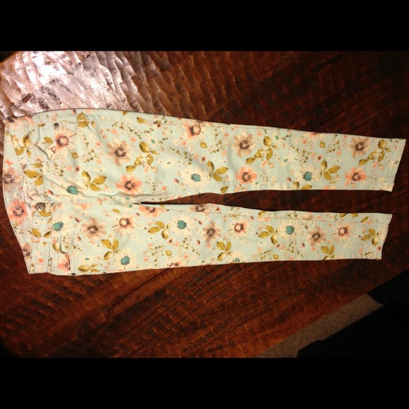 NWOT floral patterned skinny jeans
