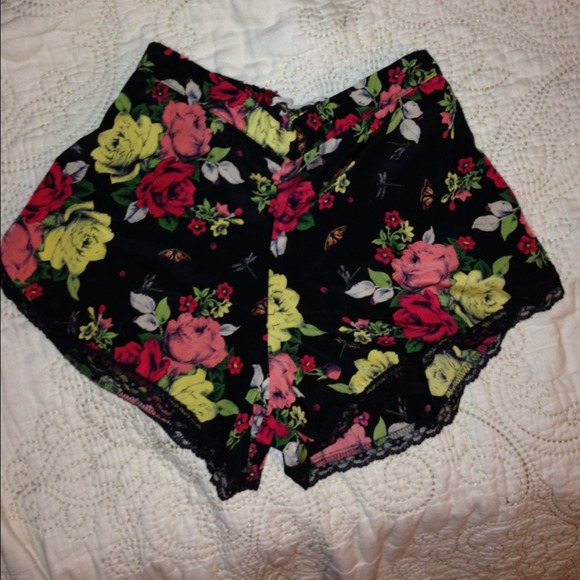 ⛔️SOLD on Vinted⛔️Floral nature highwaisted shorts