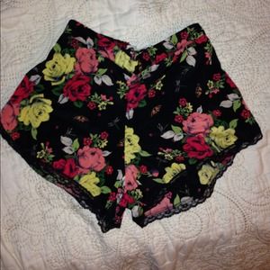 ⛔️SOLD on Vinted⛔️Floral nature highwaisted shorts
