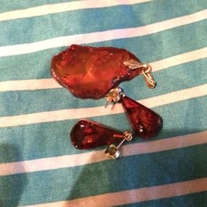 💥SOLD 💥This is a antique amber set .