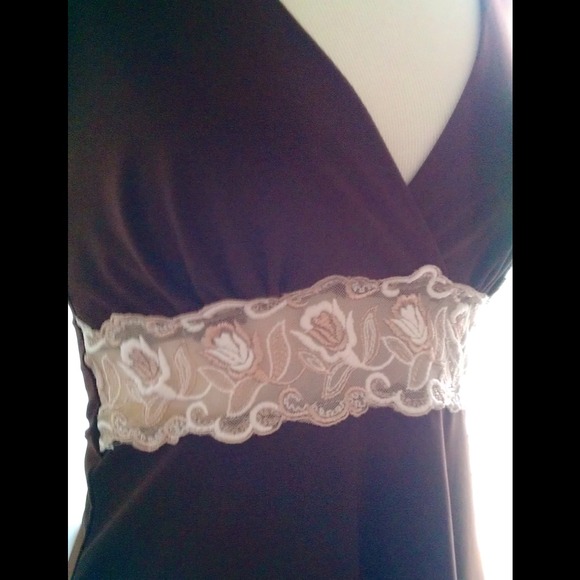 Flowy Halter - Picture 2 of 3