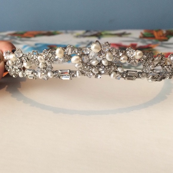 Gorgeous wedding hairpiece!