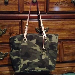 ❤️❤️Limited edition Michael kors camo tote❤️❤️