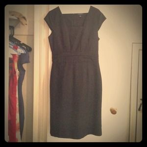 Sophisticated and flattering work dress