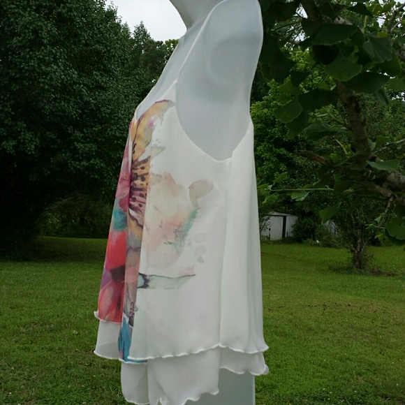 Beautiful floral top! - Picture 2 of 4