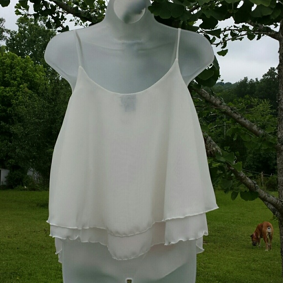 Beautiful floral top! - Picture 3 of 4